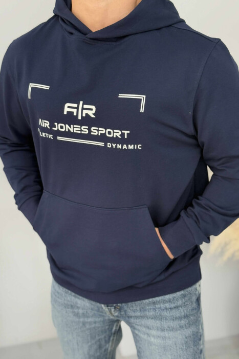 HOODIE NJË NGJYRËSHE ME DETAJIN E SHKRIMIT PARA PËR MESHKUJ NE NGJYRËN BLU 