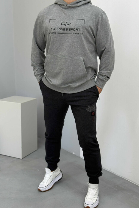 TUTA NJËNGJYRËSHE ME SHKRIME PARA PËR MESHKUJ NË NGJYRËN GRI TË ERRËT - KLAUDIO FASHION