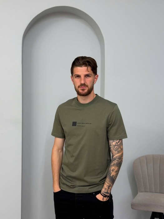 ONE COLOR FRONT WRITTINGS MEN T-SHIRT OLIVE/ULLI - KLAUDIO FASHION