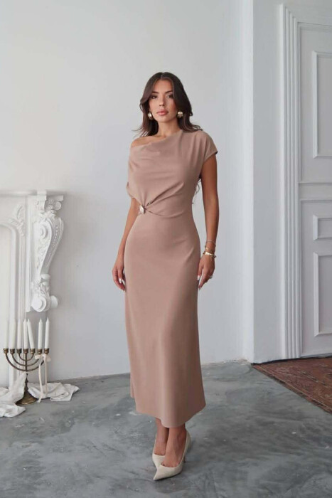 FUSTAN NJE NGJYRESH PA MENGE ME DETAJIN E BUTONAVE GOLD PER FEMRA NE NGJYRE BEZHE - KLAUDIO FASHION