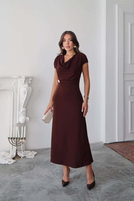 FUSTAN NJE NGJYRESH PA MENGE ME DETAJIN E BUTONAVE GOLD PER FEMRA NE NGJYRE KAFE TE ERRET - KLAUDIO FASHION