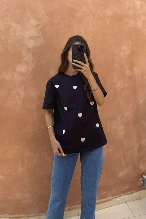 T-SHIRT NJËNGJYRËSH ME DIZENJO ZEMRASH PËR FEMRA NË NGJYRËN BLU TË ERRËT - KLAUDIO FASHION