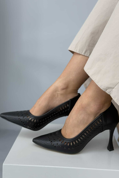 KËPUCE NJË NGJYRËSHE ME TAKË NË NGJYRËN E ZEZË - KLAUDIO FASHION