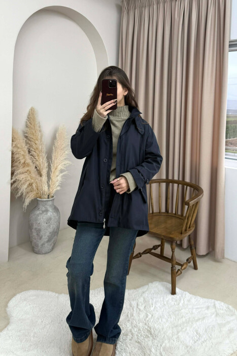 XHAKETE NJE NGJYRESHE ME ZINXHIR DHE BUTONA PER FEMRA NE NGJYRE BLU - KLAUDIO FASHION