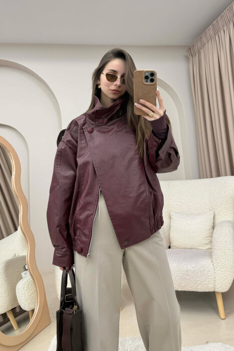 XHAKETE NJE NGJYRESH ME JAKE TE LARTE DHE ME BUTONA PER FEMRA NE NGJYRE VISHNJE 