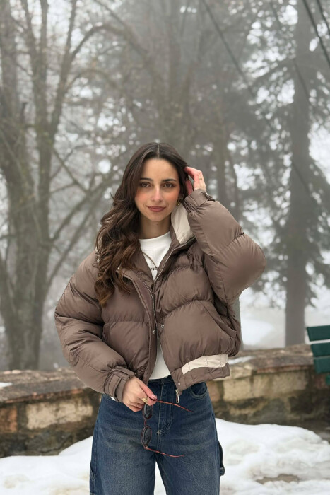 XHUP I SHKURTER NJE NGJYRESH ME ZINXHIR PER FEMRA NE NGJYRE KAFE - KLAUDIO FASHION