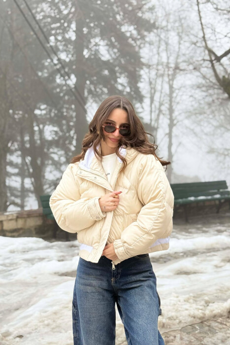 ONE COLOR HOODED ZIPPER CROPPED WOMAN PUFFER JACKET CREAM/KREM - KLAUDIO FASHION