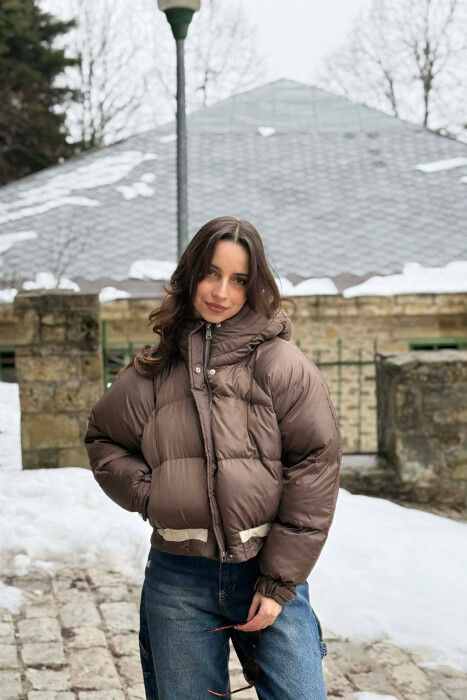 XHUP I SHKURTER NJE NGJYRESH ME ZINXHIR PER FEMRA NE NGJYRE KAFE TE ERRET - KLAUDIO FASHION