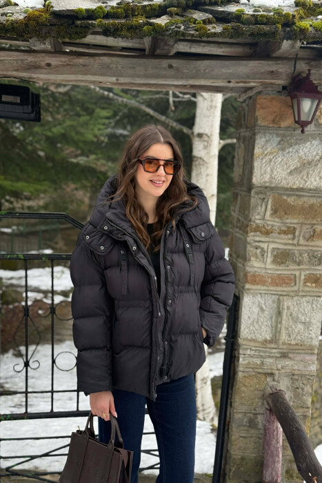 XHUP NJE NGJYRESH ME KAPUÇ DHE ZINXHIR PER FEMRA NE NGJYRE TE ZEZE - KLAUDIO FASHION