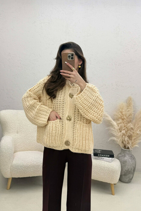 ONE COLOR KNITTED FRONT POCKETS WOMEN CARDIGAN CREAM/KREM - KLAUDIO FASHION