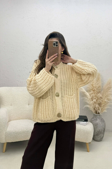 ONE COLOR KNITTED FRONT POCKETS WOMEN CARDIGAN CREAM/KREM - 3