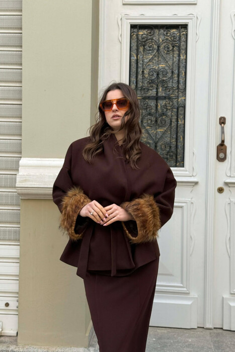 PALLTO NJE NGJYRESHE ME DETAJE GEZOFI TEK MENGET PER FEMRA NE NGJYRE KAFE - KLAUDIO FASHION