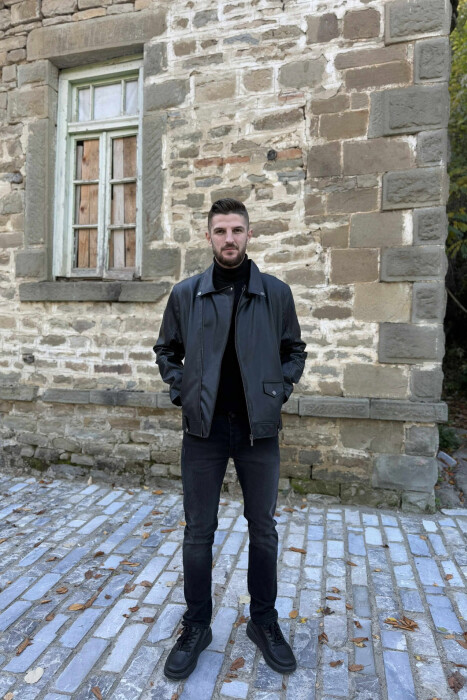 XHAKETË E THJESHTË NJË NGJYRËSHE PËR MESHKUJ NË NGJYRË TË ZEZË - KLAUDIO FASHION