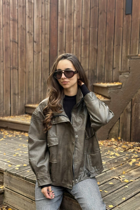 XHAKETË LËKURE NJË NGJYRËSHE ME BUTONA DHE ZINXHIR PËR FEMRA NË NGJYRË KAFE TË ZBARDHUR - KLAUDIO FASHION