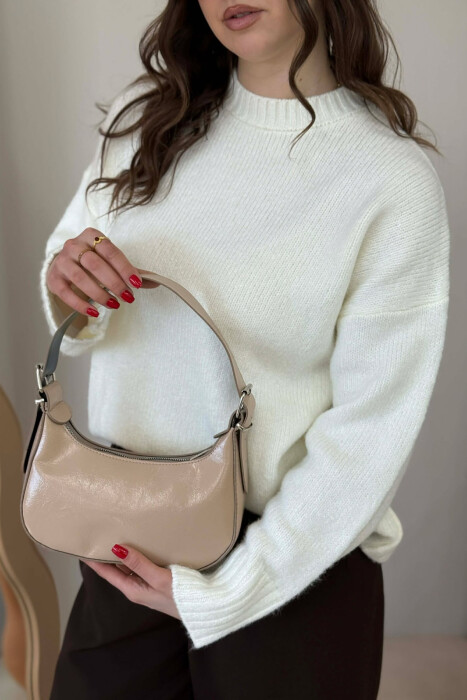 ÇANTË LËKURE E THJESHTË PËR FEMRA NË NGJYRËN BEZHË 