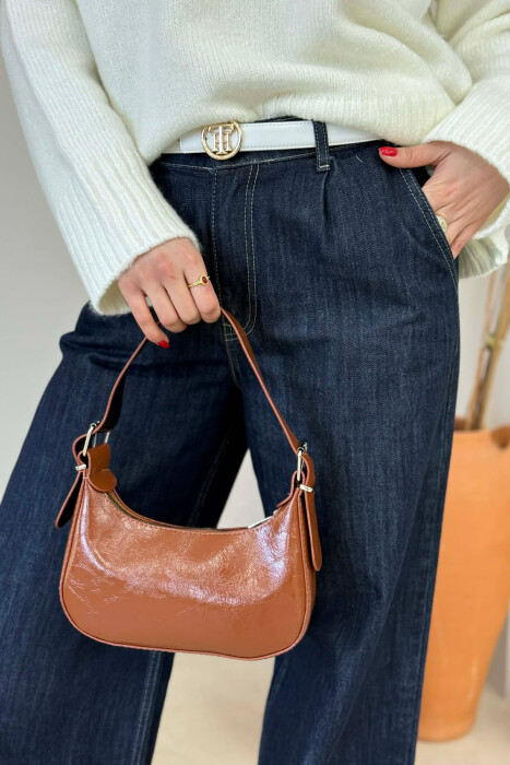 ÇANTË LËKURE E THJESHTË PËR FEMRA NË NGJYRËN KAFE 