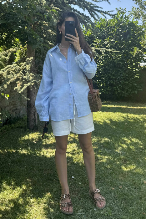 KËMISHE NJË NGJYRËSHE E THJESHTË PËR FEMRA NË NGJYRËN BLU E ZBARDHUR - KLAUDIO FASHION