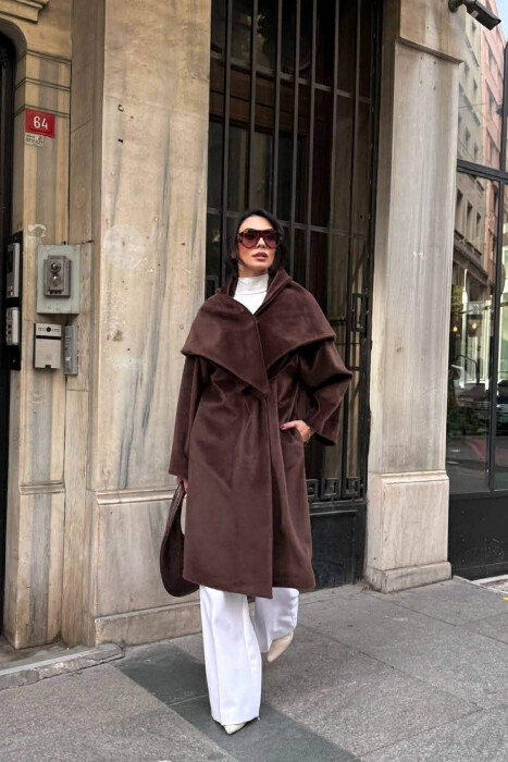 ONE COLOR MEDIUM COLLAR DETAIL WOMEN COAT DARK BROWN/KAE - KLAUDIO FASHION