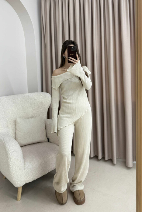 KOSTUM NJE NGJYRESH BLUZE ME SUPET JASHTE+PANTALLONA PER FEMRA NE NGJYRE KREM - KLAUDIO FASHION