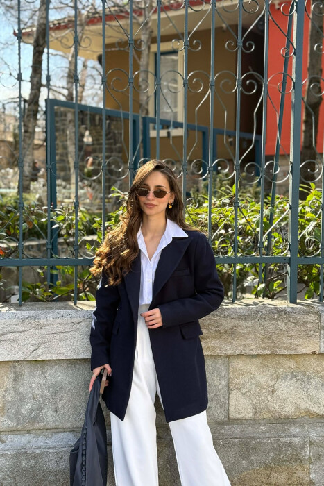 XHAKETE E THJESHTE NJE NGJYRESHE ME BUTONA PER FEMRA NE NGJYRE BLU TE ERRET 