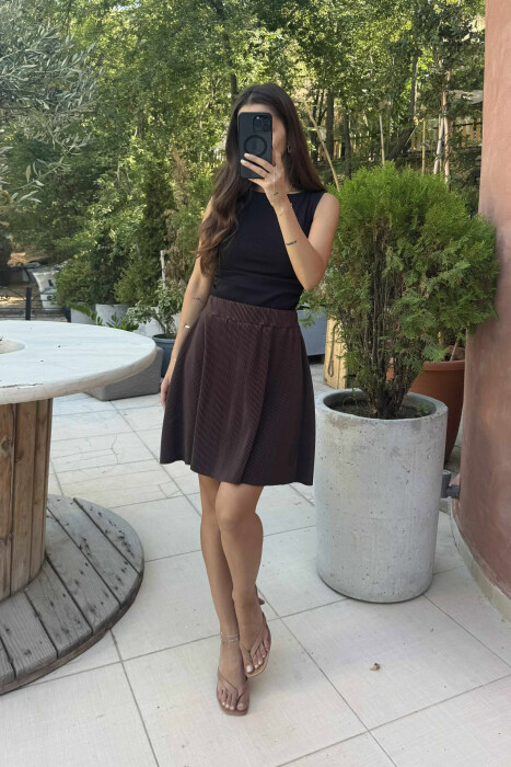 ONE COLOR PLEATED ELASTIC WAIST WOMEN SKORT BROWN/KAFE