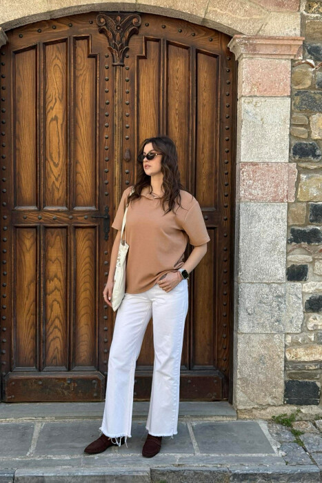 T-SHIRT NJE NGJYRESH ME JAKE POLO PER FEMRA NE NGJYRE BEZHE + 6 PALE ÇORAPE DHURATE - KLAUDIO FASHION