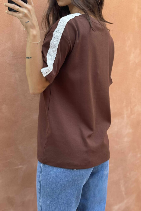 ONE COLOR ROUND NECK 95 FRONT LOGO WOMEN T-SHIRT BROWN/KAFE - 3