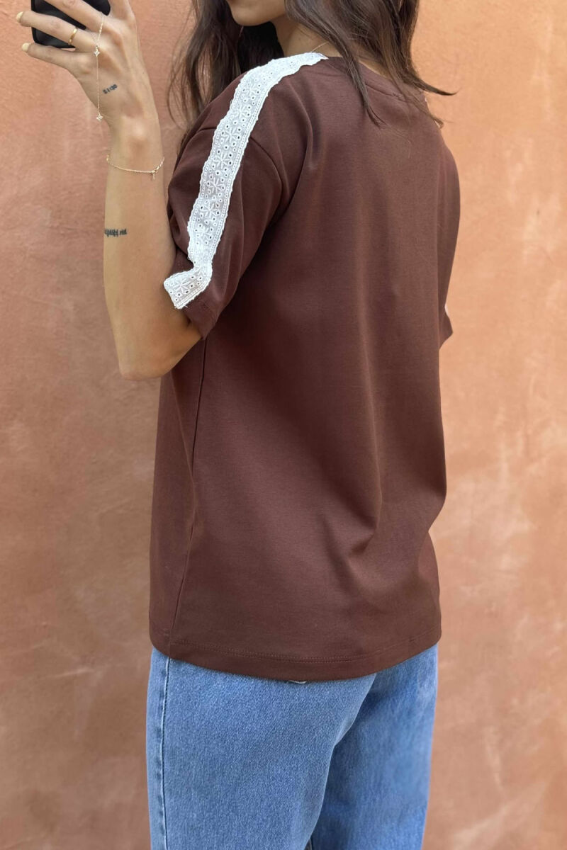 ONE COLOR ROUND NECK 95 FRONT LOGO WOMEN T-SHIRT BROWN/KAFE - 3