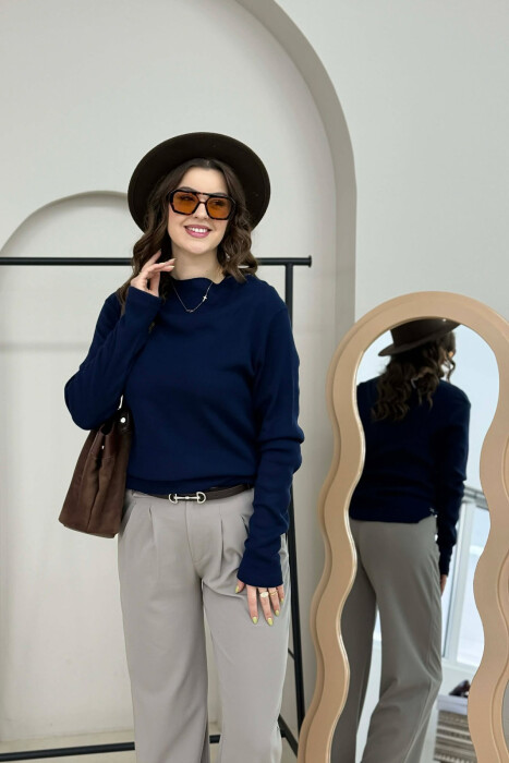 BLUZË E THJESHTË NJËNGJYRESHE PËR FEMRA NË NGJYRËN BLU TË ERRËT - KLAUDIO FASHION