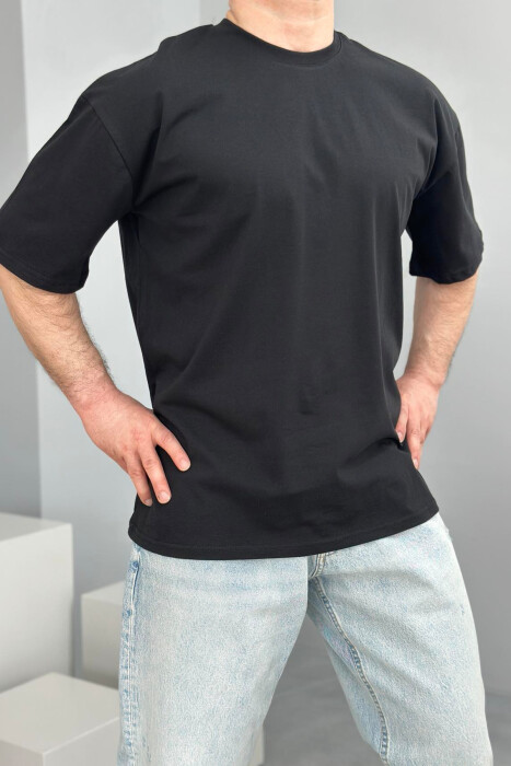 T-SHIRT NJË NGJYRËSH PËR MESHKUJ NË NGJYRËN E ZEZË 