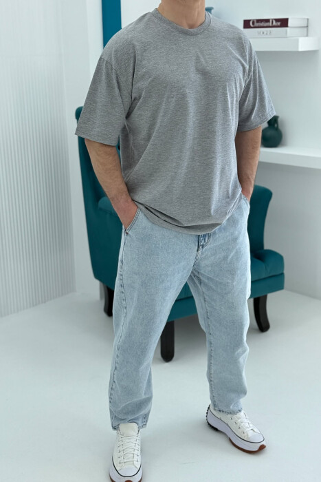 T-SHIRT NJË NGJYRËSH PËR MESHKUJ NË NGJYRËN GRI E ZBARDHUR 
