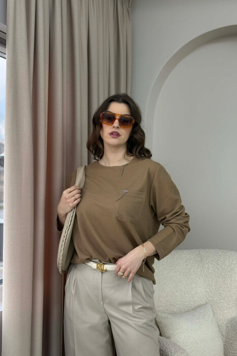 TRIKO NJËNGJYRËSHE ME JAKË TË RRUMBULLAKËT DHE ME DETAJIN E XHEPIT PËR FEMRA NÊ NGJYRËN KAFE - KLAUDIO FASHION