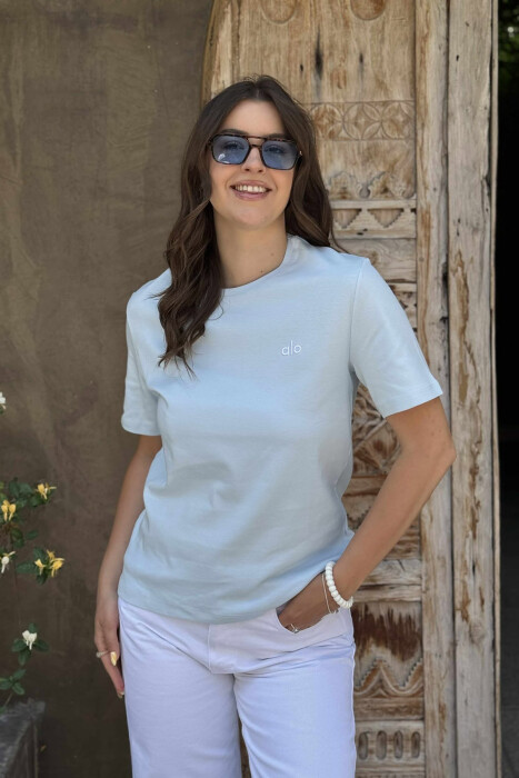T-SHIRT NJË NGJYRËSH I THJESHTË PËR FEMRA NË NGJYRËN BLU E ZBARDHUR 