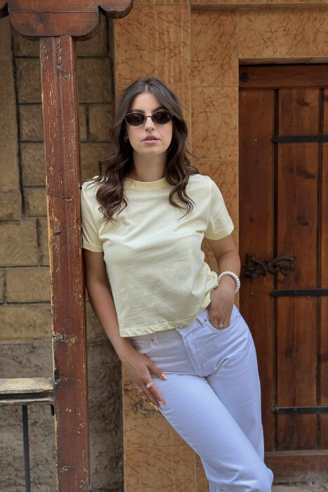 T-SHIRT NJË NGJYRËSH I THJESHTË PËR FEMRA NË NGJYRËN E VERDHË 