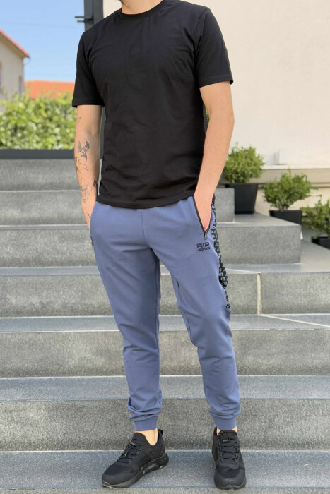 TUTA NJË NGJYRËSHE ME SHKRIM ANASH PËR MESHKUJ NË NGJYRËN BLU TË ZBARDHUR - KLAUDIO FASHION