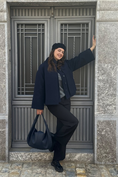 PALLTO E THJESHTE NJE NGJYRESHE ME BUTONA DHE ME DETAJIN E SHALLIT PER FEMRA NE NGJYRE BLU TE ERRET 