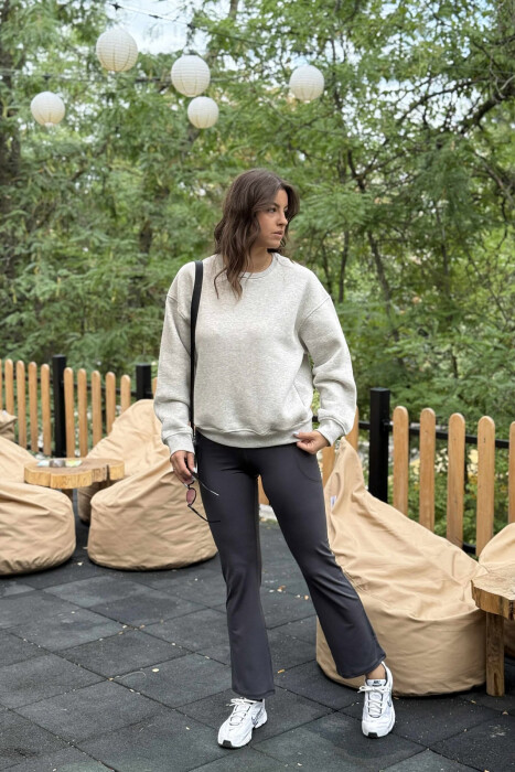 BLUZË NJËNGJYRËSHE E THJESHTË ME PUSH PËR FEMRA NË NGJYRËN GRI E ZBARDHUR 