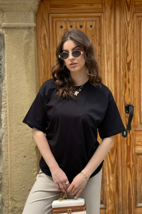 T-SHIRT NJË NGJYRËSH I THJESHTË PËR FEMRA NË NGJYRËN E ZEZË 