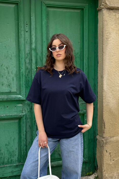 T-SHIRT NJË NGJYRËSH I THJESHTË PËR FEMRA NË NGJYRËN BLU 