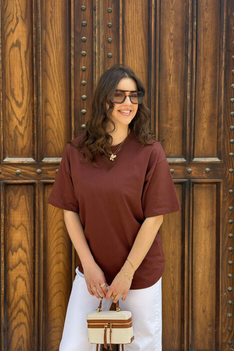 T-SHIRT NJË NGJYRËSH I THJESHTË PËR FEMRA NË NGJYRËN KAFE 