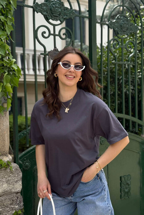 T-SHIRT NJË NGJYRËSH I THJESHTË PËR FEMRA NË NGJYRËN GRI E ERRËT 