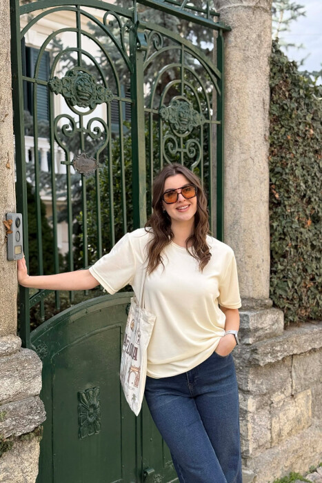 T-SHIRT NJE NGJYRESH PER FEMRA NE NGJYRE KREM + 6 PALE ÇORAPE DHURATE - KLAUDIO FASHION