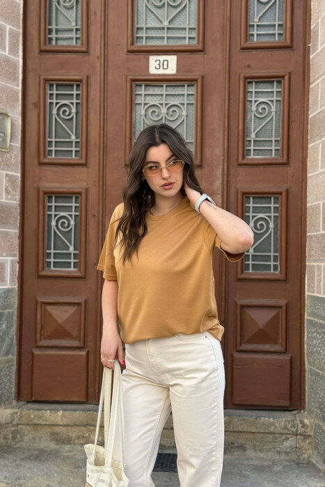 T-SHIRT NJE NGJYRESH PER FEMRA NE NGJYRE BEZHE TE ERRET+ 6 PALE ÇORAPE DHURATE 