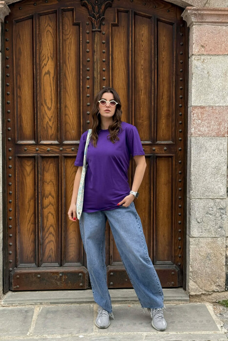 T-SHIRT NJE NGJYRESH PER FEMRA NE NGJYRE LEJLA TE ERRET+ 6 PALE ÇORAPE DHURATE - KLAUDIO FASHION