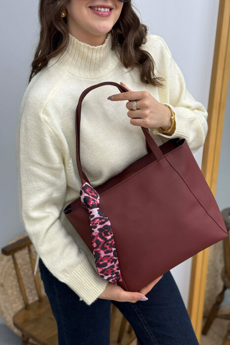 ÇANTE E THJESHTE NJE NGJYRESHE ME DETAJIN E SHALLIT PER FEMRA NE NGJYRE VISHNJE 