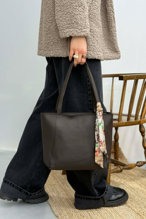 ÇANTE E THJESHTE NJE NGJYRESHE ME DETAJIN E SHALLIT PER FEMRA NE NGJYRE KAFE TE ERRET - KLAUDIO FASHION