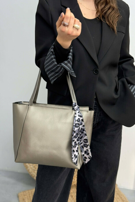 ÇANTE E THJESHTE NJE NGJYRESHE ME DETAJIN E SHALLIT PER FEMRA NE NGJYRE GRI 