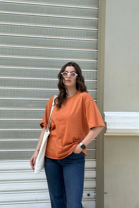 T-SHIRT NJE NGJYRESH PER FEMRA NE NGJYRE TULLE+6 PALE ÇORAPE DHURATE 