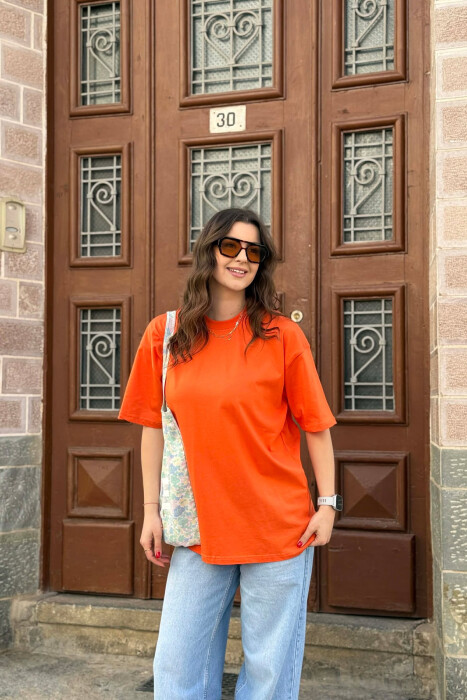 T-SHIRT NJE NGJYRESH PER FEMRA NE NGJYRE PORTOKALLI+ 6 PALE ÇORAPE DHURATE 