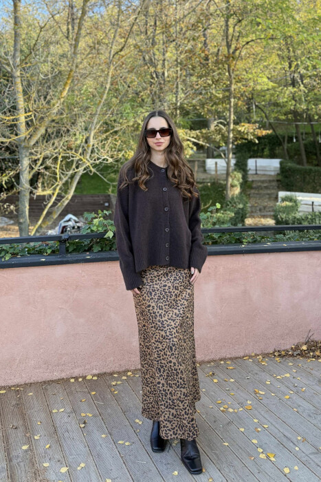 PULOVËR E THJESHTË NJË NGJYRËSHE PËR FEMRA NË NGJYRË KAFE TË ERRËT - KLAUDIO FASHION